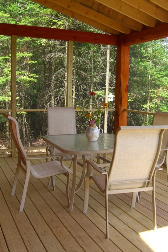 Covered screened-in deck with table and chairs 